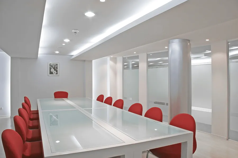 LED downlight toimistossa